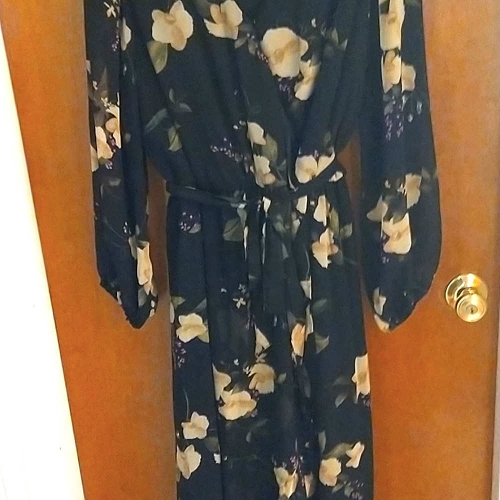 Woman's wrap dress with tie waist
